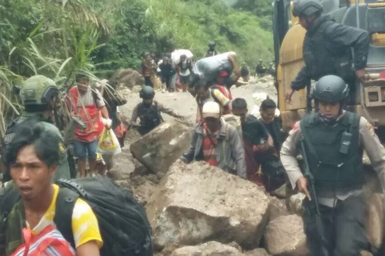 Warga yang diisolasi oleh kelompok kriminal bersenjata dievakuasi dari Kampung Kimberly, Kampung Banti, menuju Tembagapura, dengan pengawalan ketat personel TNI dan Polri pada Jumat (17/11/2017) sekitar pukul 11.00 WIT.