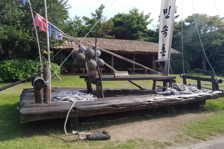 Replika kapal tradisional masyarakat Korea dari akhir abad ke-18 dipamerkan di bagian depan Jeju Folk Village