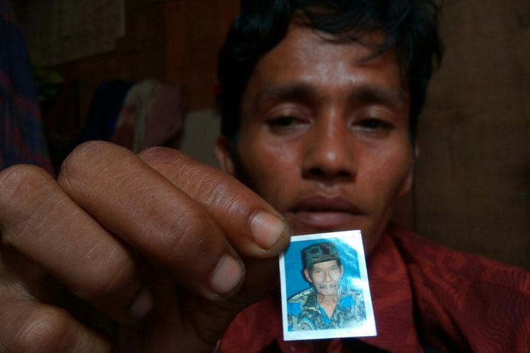 Andi Sudirman menunjukan foto sang ayah yang telah meninggal dunia dan belum sempat dikabarkan ke sanak saudara di Bone Sula wesi Selatan.