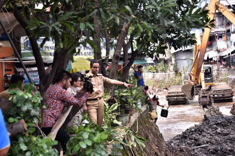 Gubernur DKI Jakarta Anies Baswedan meninjau pengerukan Kali Krukut, Jakarta Selatan, Selasa (14/11/2017) siang.