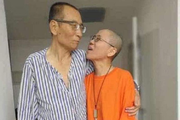 Liu Xiaobo (kiri) tampil dalam foto bersama istrinya Liu Xia (kanan)