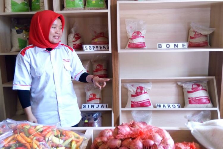 Petugas menjelaskan kegiatan di Toko Tani Indonesia Center (TTIC) di Jalan Sam Ratulangi, Makassar, Sulsel. Setiap hari beras produksi gabungan kelompok tani setempat terjual hingga 50 kilogram. Foto diambil Selasa (14/11/2017).