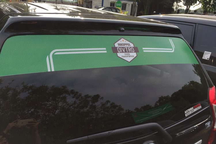 Sejumlah armada taksi online dari Grab yang telah bergabung dengan Induk Koperasi Kepolisian (Inkoppol) saat peresmian operasional transportasi online di Bandara Soekarno-Hatta, Senin (23/10/2017). Armada yang boleh beroperasi secara resmi ini wajib berstiker, menjalani uji KIR, dan pengemudinya punya SIM A Umum.
