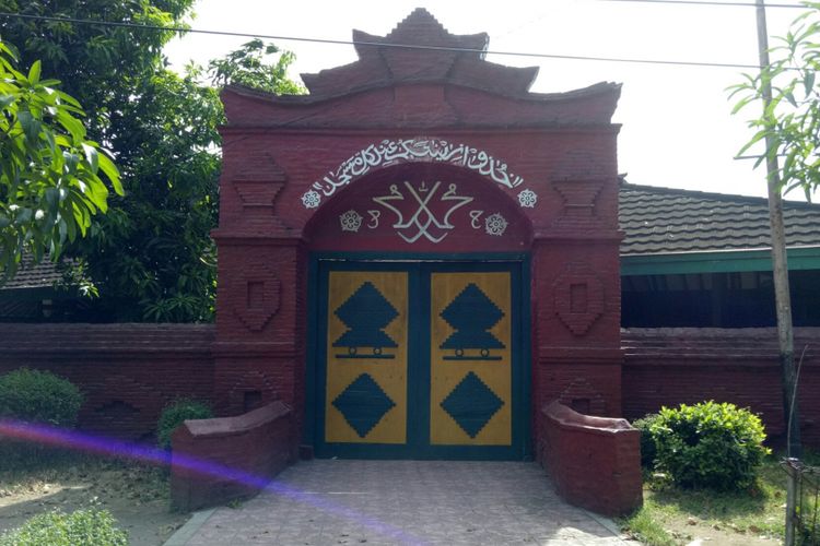 Gerbang utamanya terbuat dari susunan bata merah yang rapat dan tinggi. (KOMPAS.COM / MUHAMMAD IRZAL ADIAKURNIA)