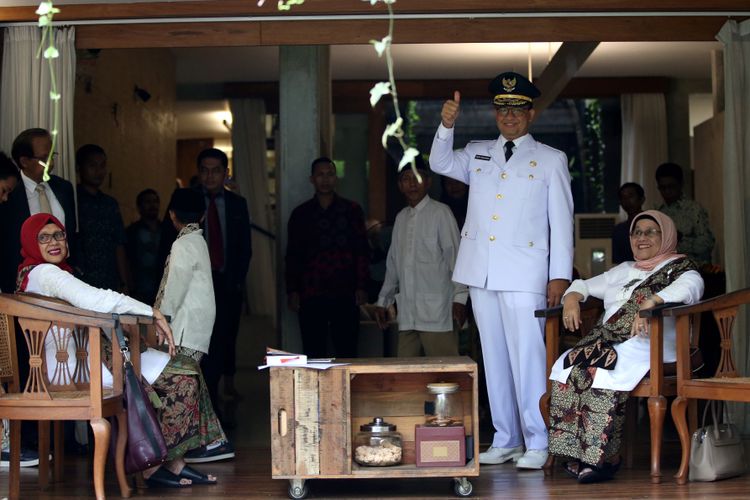 Gubernur DKI Jakarta terpilih, Anies Baswedan bersama kerabat bersiap-siap untuk menghadiri pelantikan Gubernur DKI Jakarta saat terlihat di kediamannya di Lebak Bulus, Jakarta Selatan, Senin (16/10/2017). Pasangan Anies Baswedan - Sandiaga Uno akan mempimpin DKI Jakarta periode 2017 - 2022.