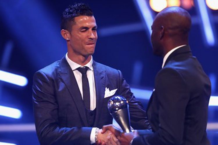 Cristiano Ronaldo meraih penghargaan Pemain Terbaik 2017 pada FIFA The Best Football Awards di London, Senin (23/10/2017).
