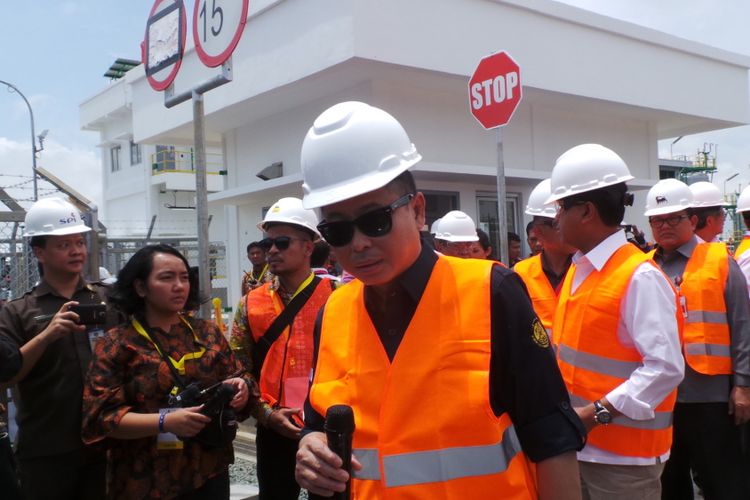 Menteri ESDM Ignasius Jonan saat meninjau fasilitas produksi gas di Lapangan Jangkrik, Handil Baru, Kalimatan Timur, Selasa (31/10/2017).