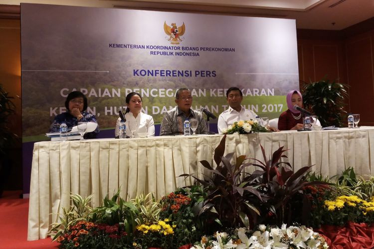 Sejumlah menteri yang hadir pada Rakernas Pencegahan Karhutla 2017 di Hotel Borobudur, Jakarta Pusat, Selasa (19/12/2017). Rakernas dihadiri Menteri Lingkungan Hidup dan Kehutanan Siti Nurbaya, Menteri Koordinator Bidang Pembangunan Manusia dan Kebudayaan Puan Maharani, Menteri Koordinator Bidang Perekonomian Darmin Nasution, Menteri Koordinator Bidang Politik, Hukum, dan HAM Wiranto, serta perwakilan dari BMKG dan pihak terkait lain.