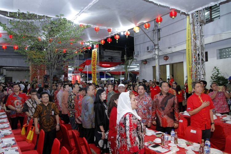 Wali Kota Semarang Hendrar Prihadi beserta istri menghadiri pembukaan Pasar Imlek Semawis 2018. 
