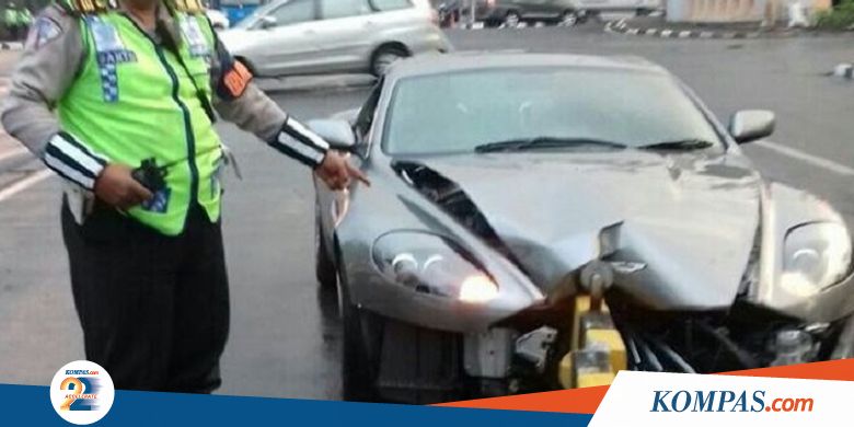 Sopir Diduga Mengantuk, Mobil Aston Martin Tabrak Sparator "Busway"