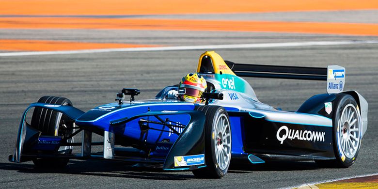 Rio mengendarai mobil balapan Formula E