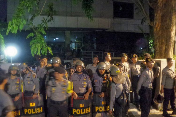 Image result for Kapolda Metro Jaya Idham Aziz menenangkan massa di depan LBH Jakarta