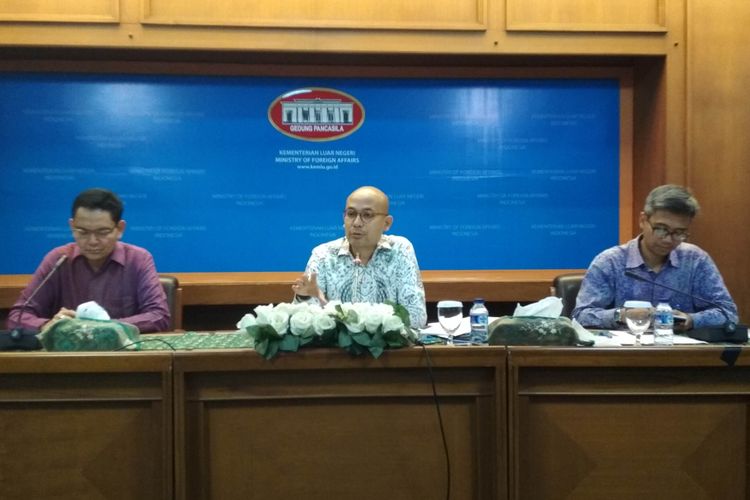 Duta Besar RI untuk Swedia, Bagas Hapsoro (kiri) Juru bicara Kementerian Luar Negeri Arrmanatha Nasir (tengah), Direktur Eropa II, Kementerian Luar Negeri, Tyas Baskoro Her Witjaksono Adji (kanan) Saat Memberikan Press Briefing di Kemenlu, Jakarta, Kamis (18/5/2017).