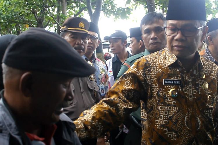 Wali Kota Parepare Taufan Pawe saat mengunjungi keluarga korban di lokasi pencarian nelayan hilang di Pantai Lumpue, Parepare, Jumat (2/6/2017).