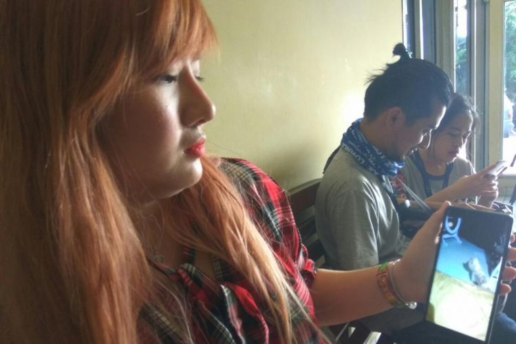 Elishia menunjukan foto dan video anjingnya bernama Valentine di Polsek Tanah Abang, Senin (4/12/2017).(