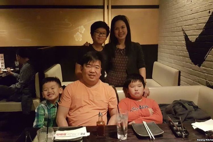 Awang bersama istri Herlianti Darmawan dan ketiga anaknya, Oscar, Oliver dan Octavianus.(VIA VOA INDONESIA)
