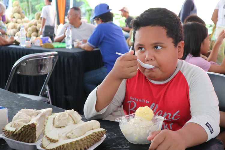 Menyantap aneka olahan du   rian di Wisata Durian, Mall Botani Square Bogor, 20 November - 3 Desember 2017, Minggu (25/11/2017).