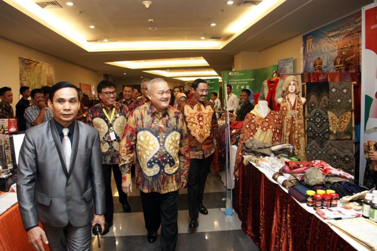 Gubernur Sumatera Selatan Alex Noerdin meninjau pameran dalam rakornas Forum Sekretaris Daerah Seluruh Indonesia di Palembang, Kamis (7/9/2017)