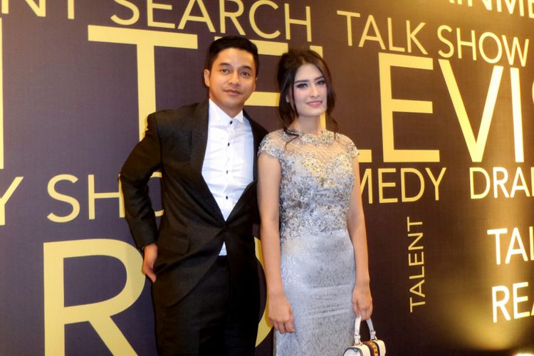  Artis peran Adly Fairuz dan kekasihnya Angbee Rishi saat menghadiri acara Indonesian Television Awards 2017 di MNC Tower, Kebon Jeruk, Jakarta Barat, Rabu (20/9/2017).(KOMPAS.com/Dian Reinis Kumampung)
