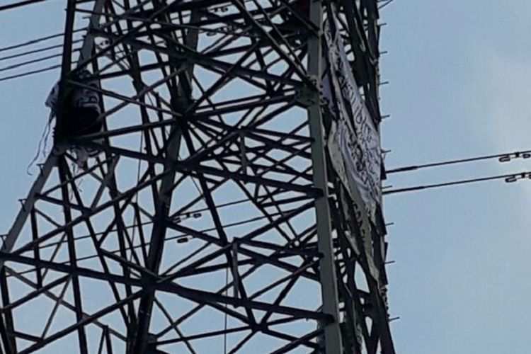 Agustinus Woro kembali menaiki sutet di bilangan Tanjung Priok, Jakarta Utara, Senin (14/8/2017) pagi. Foto oleh Sudin Damkar dan PB Jakarta Utara.
