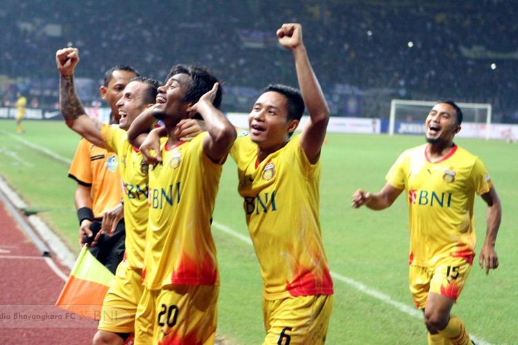 Evan Dimas (6) merayakan kemenangan Bhayangkara FC atas Persib Bandung pada partai Liga 1 di Stadion Patriot, Bakasi, Jawa Barat, Minggu (4/6/2017).