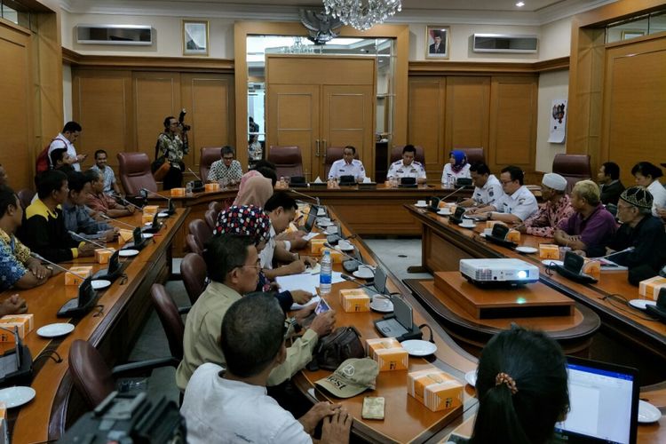 Gubernur DKI Jakarta Anies Baswedan melakukan audiensi dengan Jaringan Rakyat Miskin Kota di Balai Kota DKI Jakarta, Rabu (1/11/2017). 