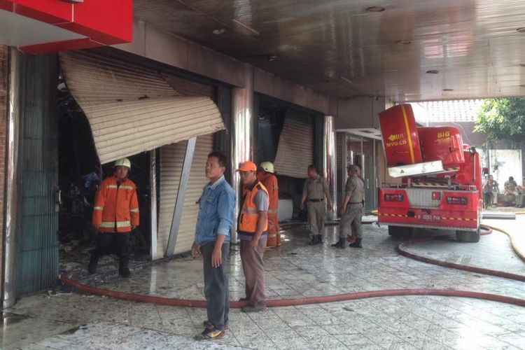 Kondisi pasca kebakaran di pusat perbelanjaan Ramayana Pasar Minggu, Jakarta Selatan, saat sedang dilakukan proses pendinginan, Kamis (18/5/2017). Adapun api berhasil dipadamkan pada sekitar pukul 07.00 WIB