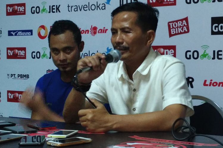 KOMPAS.com/Taufiqurrahman  Pelatih Persib Bandung, Djadjang Nurdjaman kecewa atas kekalahan timnya dari Madura United dan menganggap hal tersebut karena dikerjai wasit, Minggu (9/7/2017).