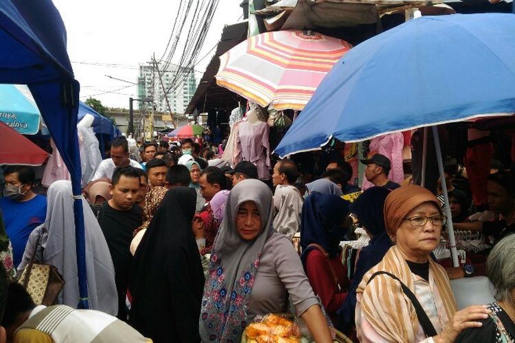 Akhir pekan, PKL yang menempati Jalan Jatibaru dekat Stasiun Tanah Abang disesaki pengunjung, Sabtu (23/12/2017).