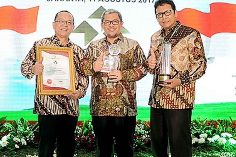  Pemerintah Jawa Barat menerima penghargaan dari Kementerian Pekerjaan Umum dan Perumahan Rakyat karena dianggap mempermudah perijinan perumahan. 