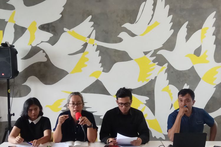 Kedua dari kiri: Re&shy;search and Data Collection, IPT 1965, Sri Lestari Wahyuningrum saat di kantor Amnesty Internasional Indonesia, Jakarta, Jumat (201/10/2017). 