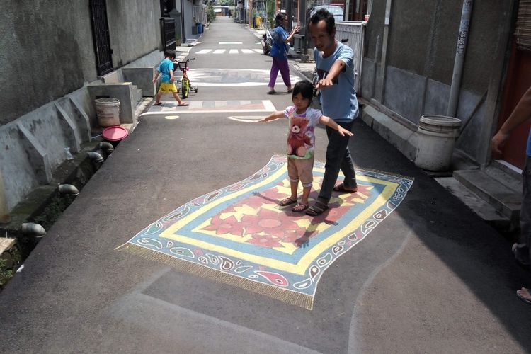 Lukisan tiga dimensi berbentuk karpet di Jalan Danau Tondano Raya, Depok(Kompas.com/Akhdi Martin Pratama)