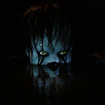 Badut Pennywise dalam salah satu adegan di film It. Film ini sendiri akan tayang pada akhir 2017.