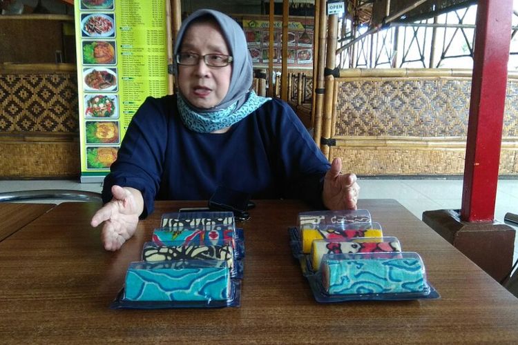 Siswaty Elfin Bachtiar memamerkan karya bolu batik buatannya saat ditemui KompasTravel di Depok, Jawa Barat, Selasa (10/10/2017). Siswaty mengaku bisa membuat bolu dengan motif batik dari Aceh hingga Papua.