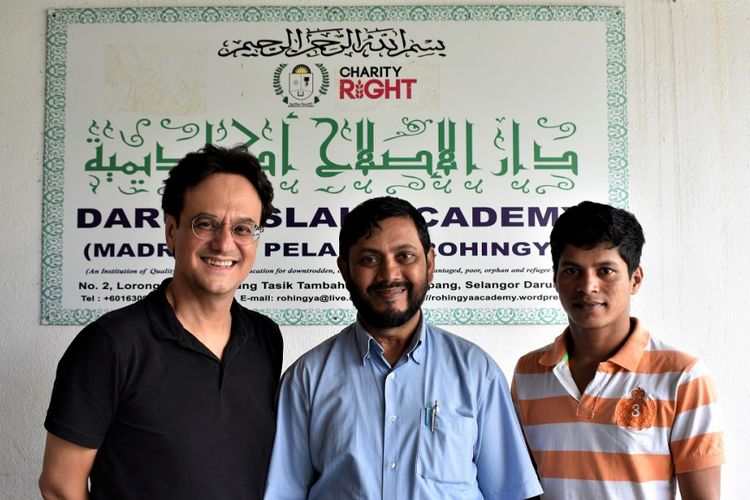 Sadek (tengah) adalah kepala sekolah di sekolah para pengungsi Rohingya, Darul Eslah Academy di Ampang, Malaysia. 
