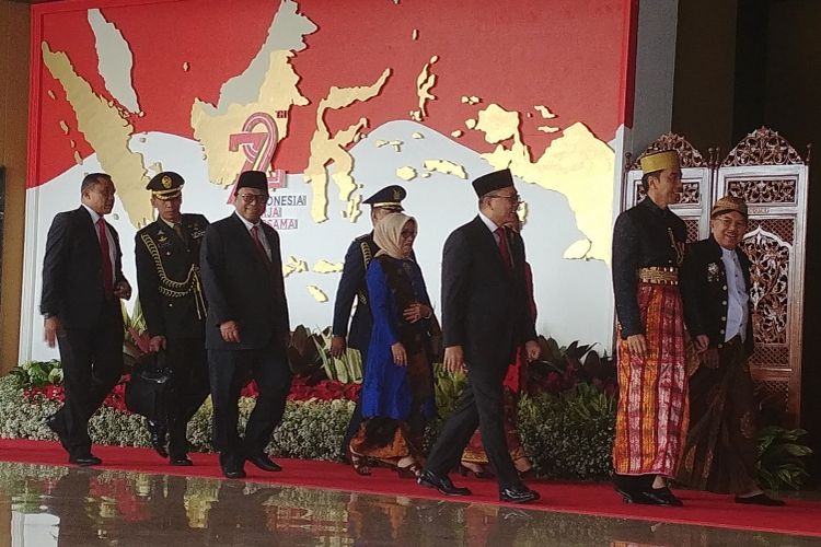 Presiden Joko Widodo menggunakan baju adat Bugis saat menghadiri sidang tahunan MPR, Rabu (16/8/2017). (KOMPAS.com/IHSANUDDIN)