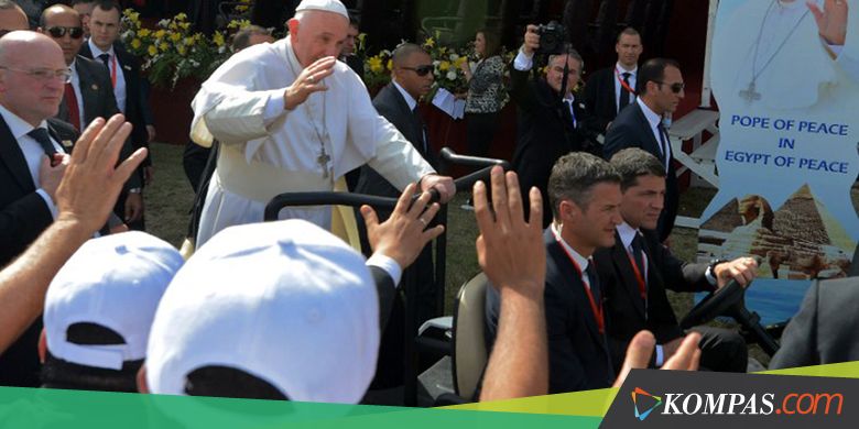 Abaikan ISIS, Paus Fransiskus Muncul dengan Mobil Terbuka di Kairo