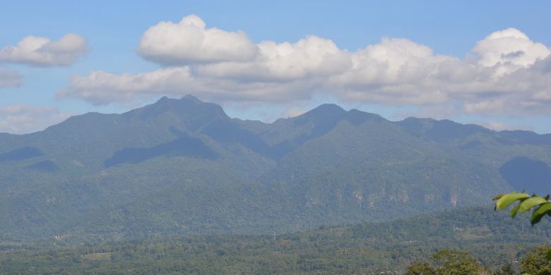 Pemandangan alam dengan gunung di sisi barat dari kawasan Mbeling memberikan keunikan tersendiri bagi turis yang berwisata Ekologi di Desa Gurung Liwut, Manggarai Timur, Flores, NTT, Senin (14/8/2017).