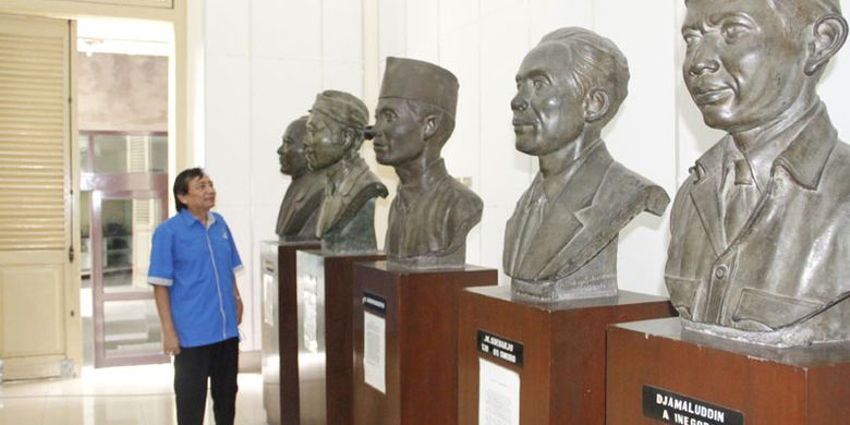 Patung tokoh-tokoh perintis Pers Indonesia diletakkan di dalam gedung aula Monumen Pers Nasional di Solo, Jawa Tengah.