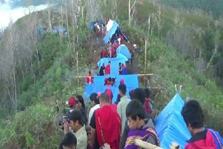 Setelah viral di medsos sejak lebih dari sebulan terakhir, obyek wisata Buntu Liarra yang populer dengan sebutan Negeri di atas awan kini terus disesaki wisatawan terutama pada hari Sabtu dan Minggu.