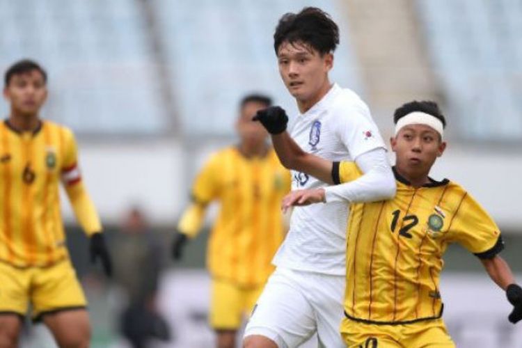 Pemain timnas U-19 Korea Selatan (putih) saat menghadapi Brunei.