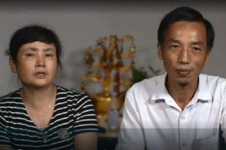 Orangtua kandung Kati, Lida (kanan, ayahnya) dan Fenxiang