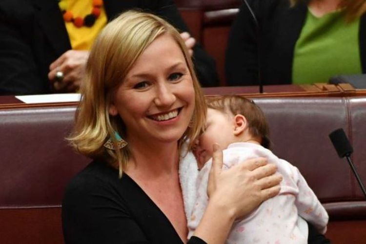 Senator dari Partai Hijau Australia, Larissa Waters dan bayinya.(AAP/Australia Plus)