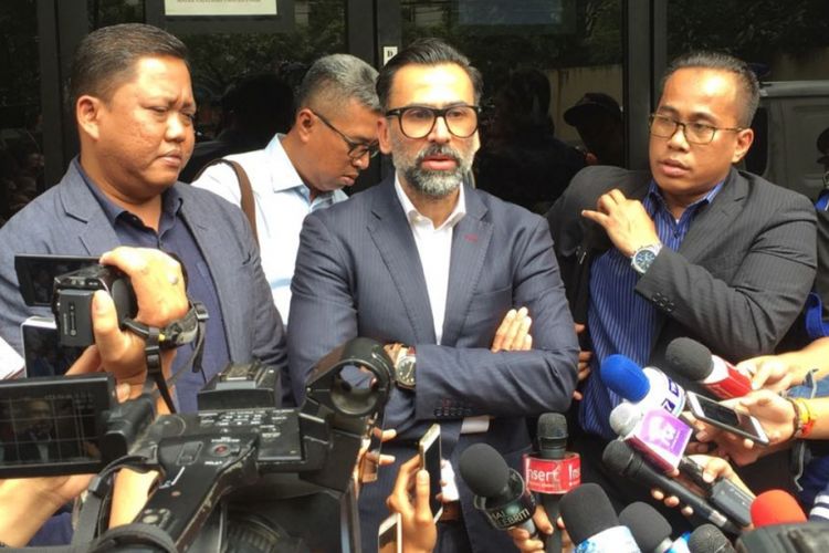 Jeremy Thomas didampingi tim kuasa hukumnya memberi keterangan kepada pers sesudah melaporkan delapan oknum polisi ke Sentra Pelayanan Propam Polri, Jakarta Selatan, pada Senin (17/7/2017), dengan dugaan menganiaya putranya, Axel Matthew Thomas.(KOMPAS.com/ANDI MUTTYA KETENG)