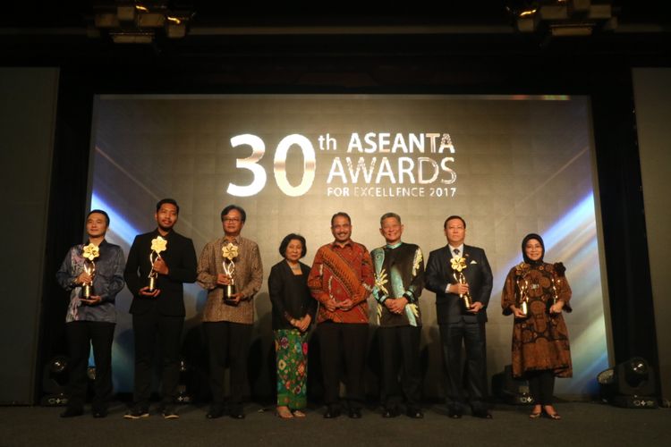 Menteri Pariwisata Arief Yahya, Deputi Presiden ASEANTA SAM Cheah, dan Secretary General of ASEANTA Margaret Heng menemani para pemenang The 30th ASEANTA Awards for Excellence 2017, di Jakarta, Selasa (8/8/2017).