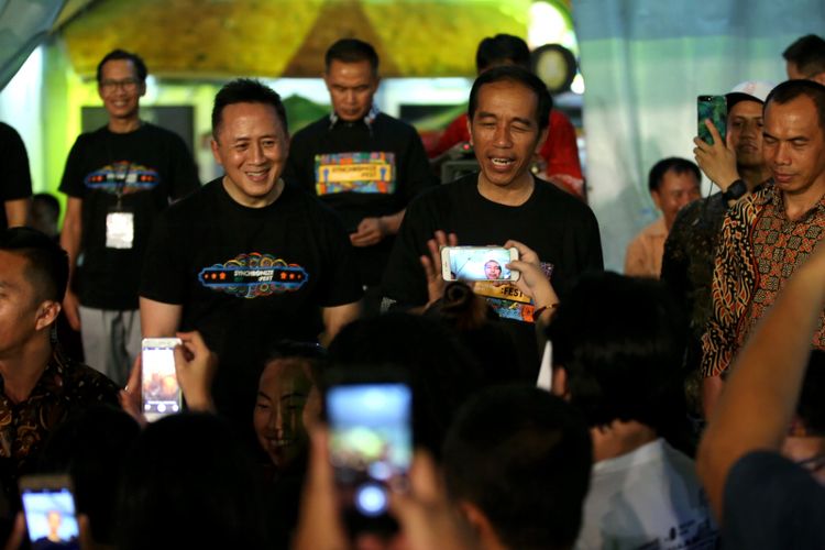 Presiden Republik Indonesia, Joko Widodo datang ke Syncronize Fest 2017 di Gambir Expo Kemayoran, Jakarta, Sabtu (7/10/2017). Festival musik yang berlangsung sela tiga hari hingga Minggu (8/10/2017) tersebut menampilkan beberapa musisi di antaranya ada Bangkutaman, Jason Ranti, Adhitya Sofyan, Float, Pee Wee Gaskin, Indische Party, dan Hello Dangdut. KOMPAS IMAGES/KRISTIANTO PURNOMO