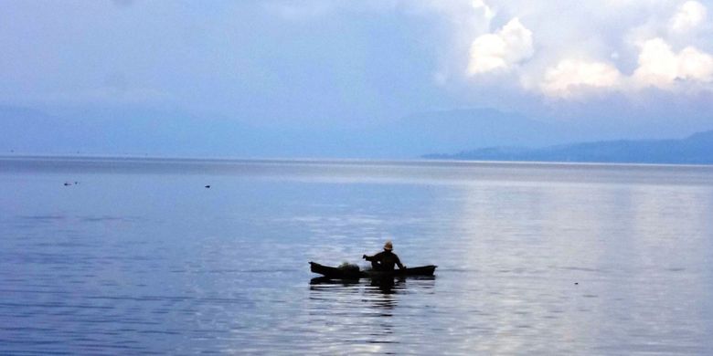 Nelayan tradisional di Danau Toba yang terus mengeluh hasil tangkapannya terus menurun, Senin (3/4/2017)