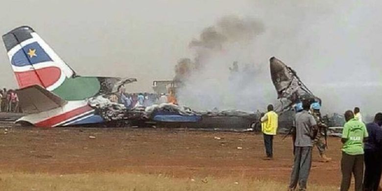 Pesawat yang membawa 45 orang, termasuk lima awak kabin, mengalami kecelakaan saat pendaratan di landasan pacu Bandara Wau, Sudan Selatan, Senin (20/3/2017).