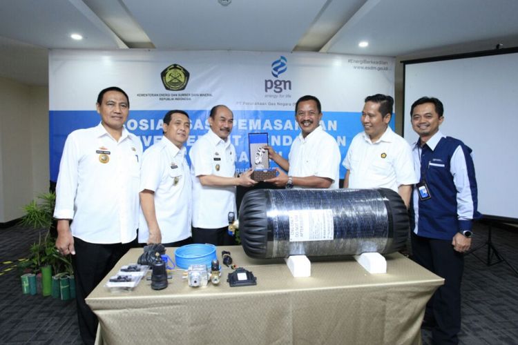  PT Perusahaan Gas Negara (Persero) Tbk berkomitmen mendukung penggunaan gas bumi yang bersih dan hemat. PGN membagikan konverter kit untuk kendaraan umum dan mobil dinas Pemerintah Lampung, Rabu (16/8/2017).
