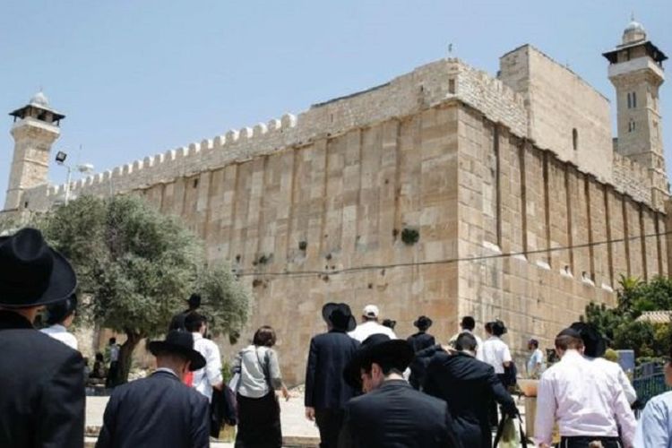 Umat Islam menyebutnya Masjid Ibrahim sementara bagi umat Yahudi adalah Makam Patriark.
